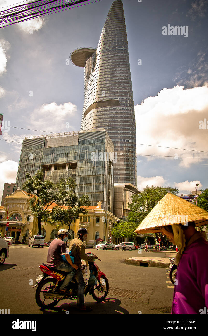 Il contrasto tra una tradizionale vietnamita hat e questo grande e moderna torre Bitexco. Nel Distretto 1, Ho Chi Minh, Vietnam Foto Stock