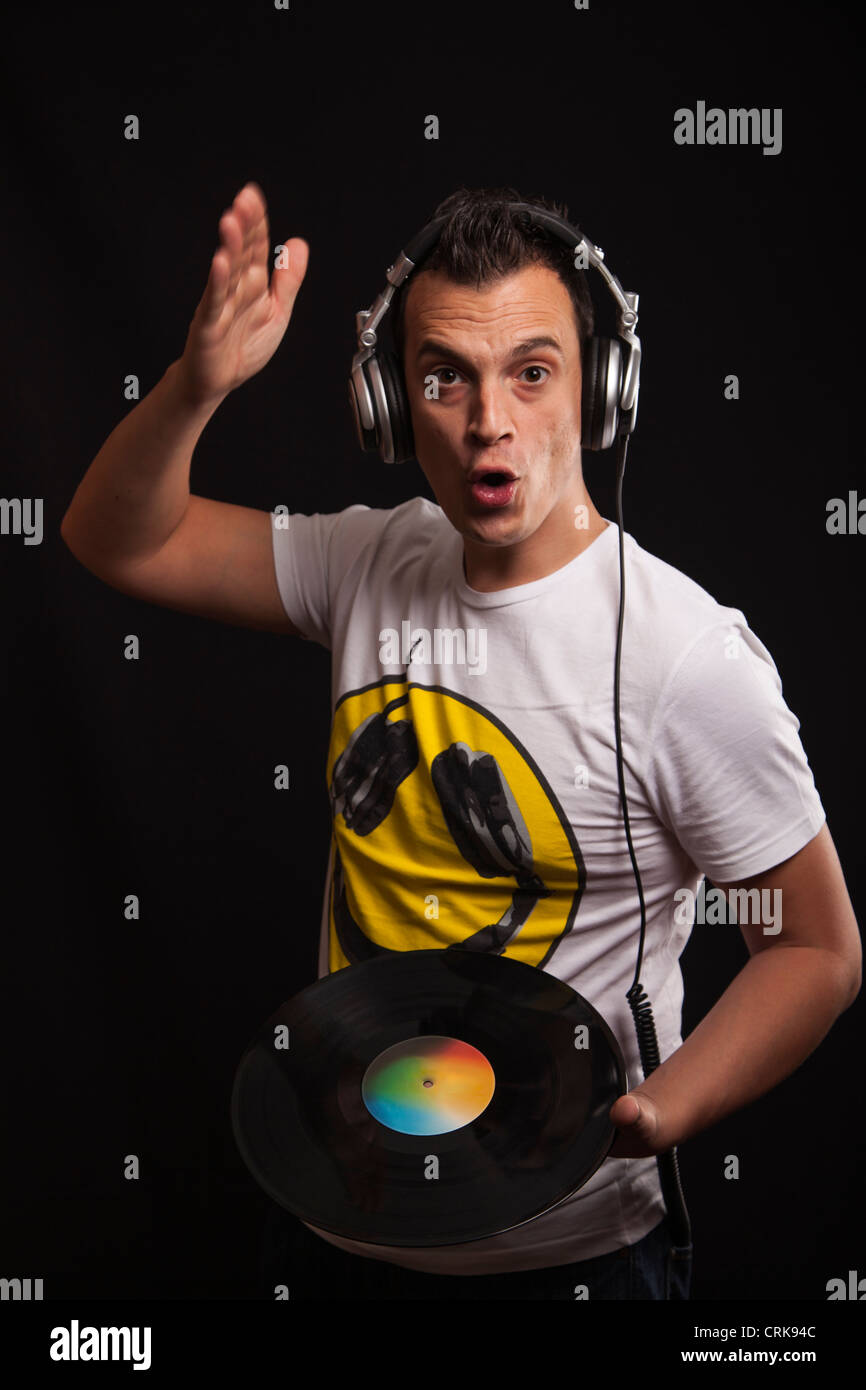 DJ con un disco in vinile nelle sue mani Foto Stock