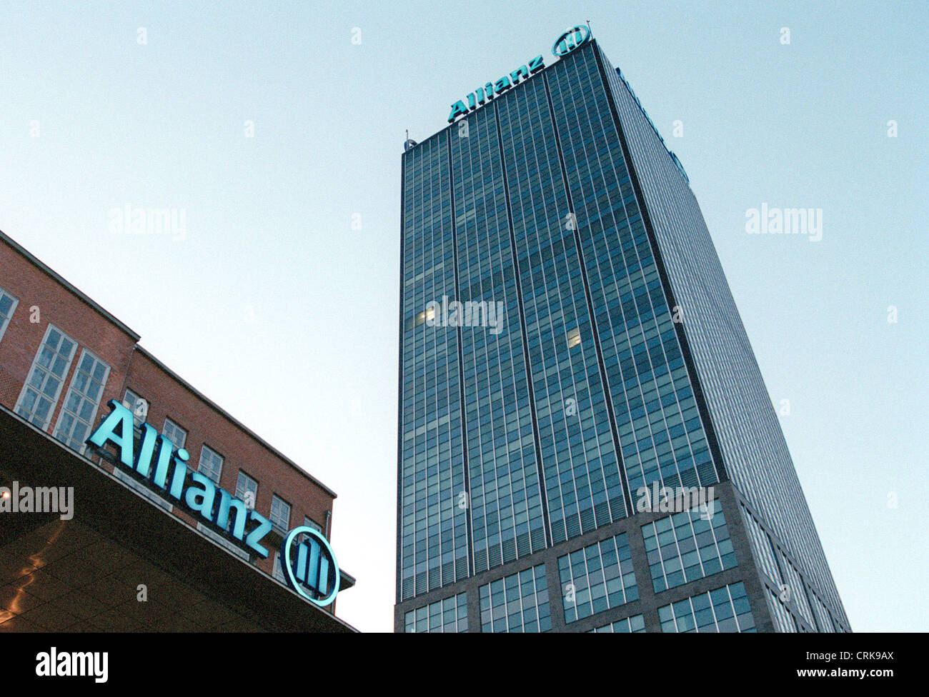 La Treptowers Allianz AG di Berlino di notte Foto Stock