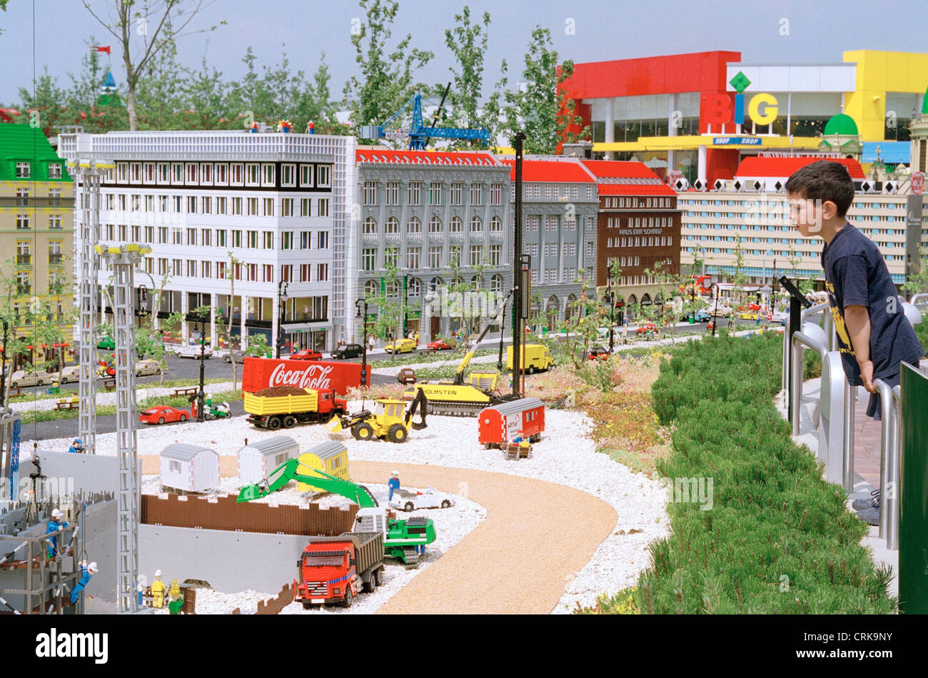 Ragazzo davanti a Berlino miniature tedesco a Legoland Foto Stock