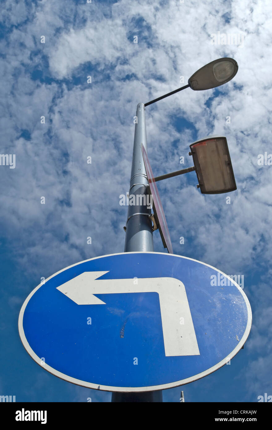 British cartello stradale che indica il traffico dovrebbe girare a sinistra in avanti Foto Stock
