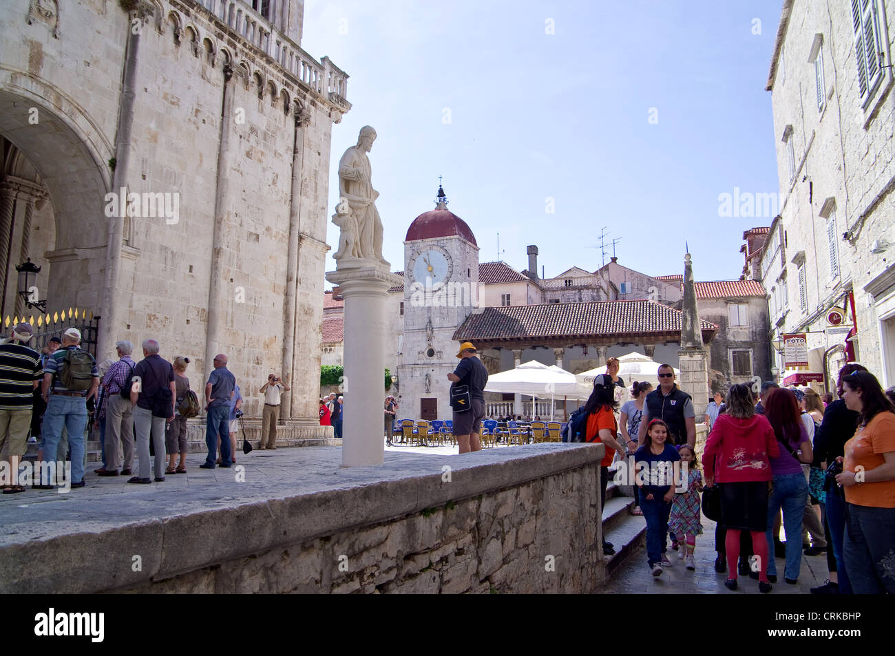 I turisti nella parte anteriore di una vecchia chiesa in Croazia Trigor Foto Stock