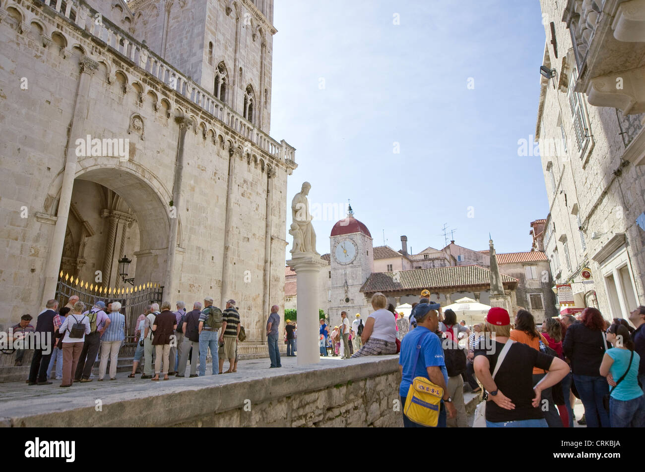 I turisti nella parte anteriore di una vecchia chiesa in Croazia Trigor Foto Stock