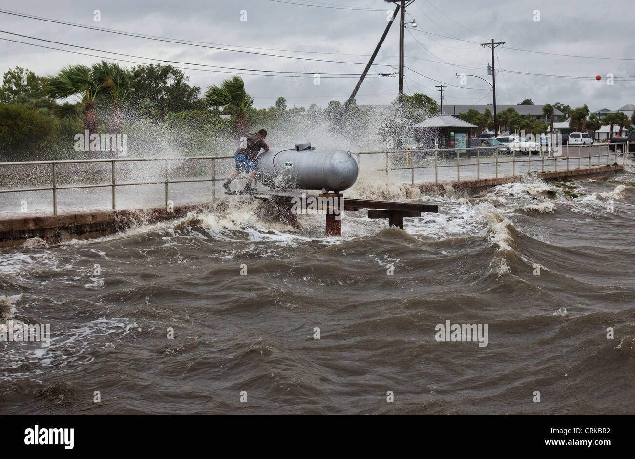 Cedar Key acqua direttore dei lavori si arrampica su un deck di propano di arrestare la valvola durante la tempesta tropicale Debby Foto Stock