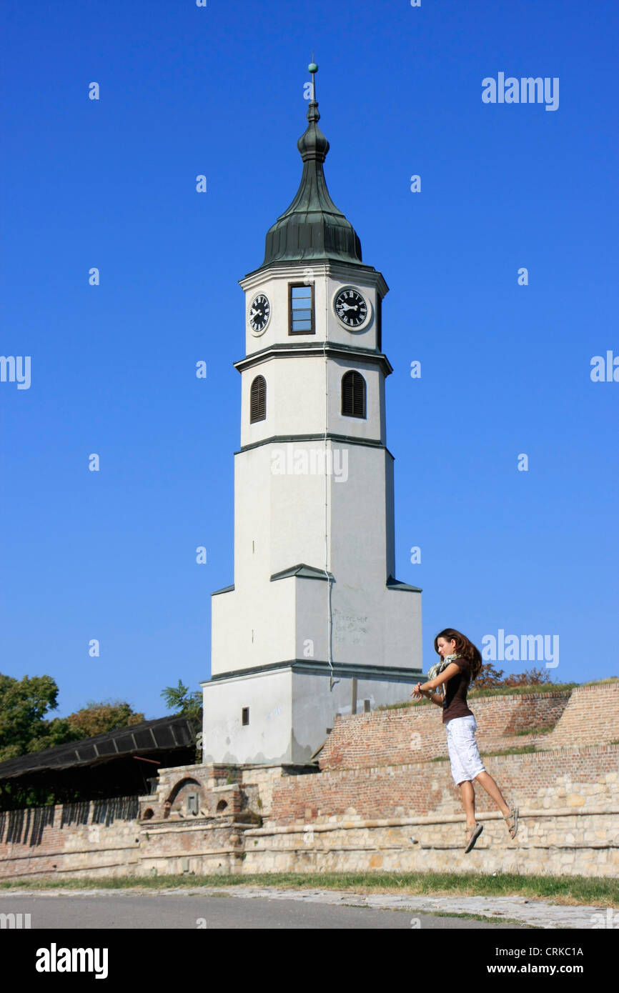 Giovane turista controllo guarda e notando che il tempo vola, Belgrado, Serbia Foto Stock