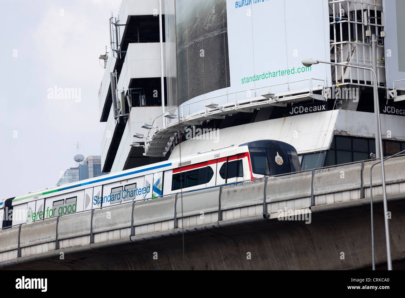 La rampa di Bangkok in base mass transit system o sky train, offre comodi e veloci e passeggiate attraverso il centro di Bangkok (Thailandia). Foto Stock