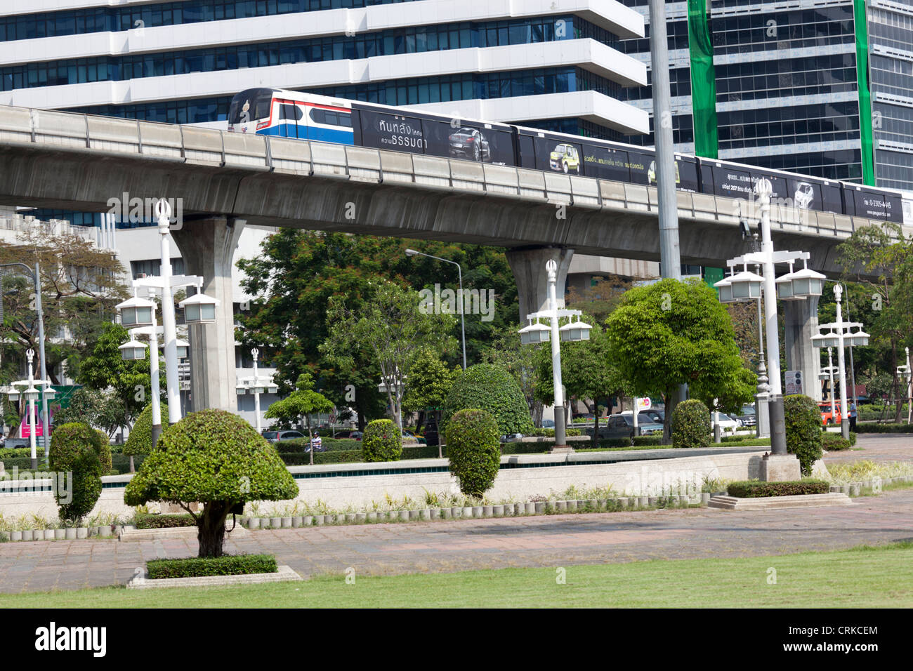 La rampa di Bangkok in base mass transit system o sky train, offre comodi e veloci e passeggiate attraverso il centro di Bangkok (Thailandia). Foto Stock