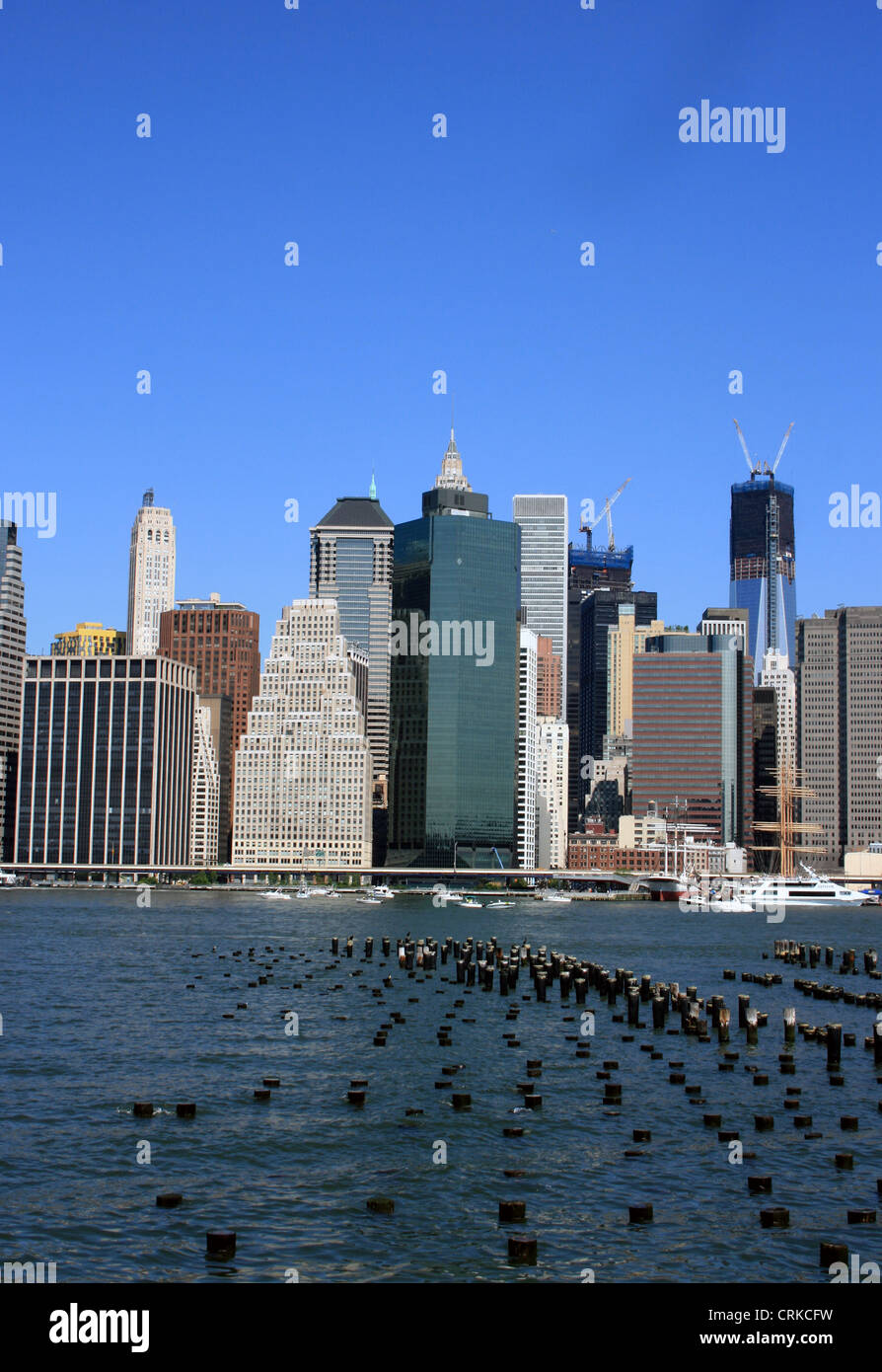 La parte inferiore di Manhattan skyline lungo la East River Foto Stock
