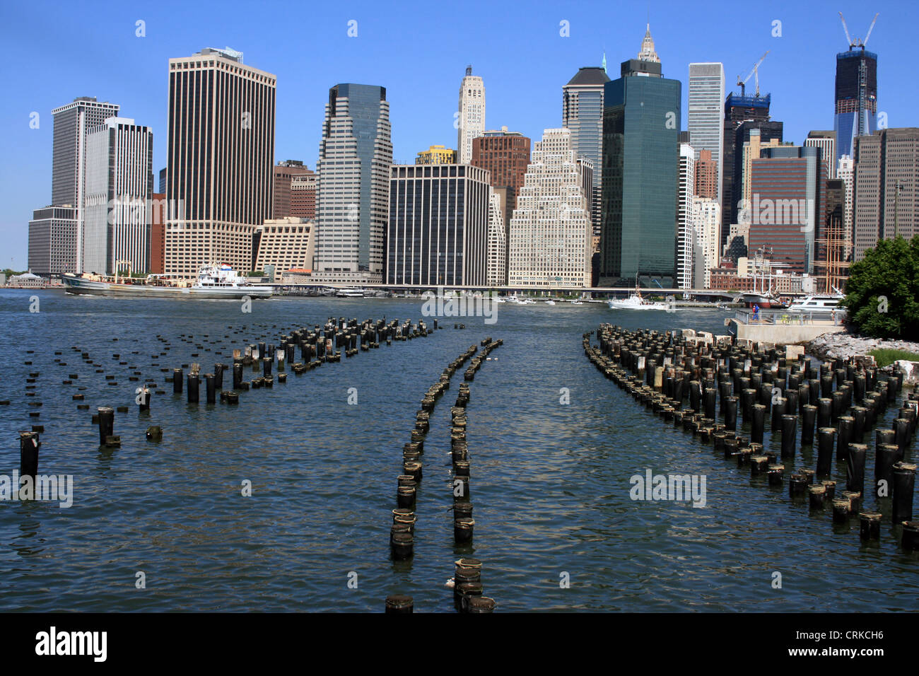 La parte inferiore di Manhattan skyline lungo la East River Foto Stock