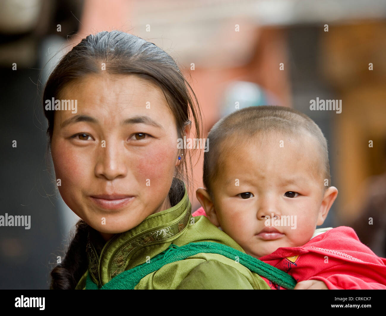 Un tibetano madre cinese e il suo bambino pongono per la fotocamera al monastero di Labrang a Xiahe. Foto Stock