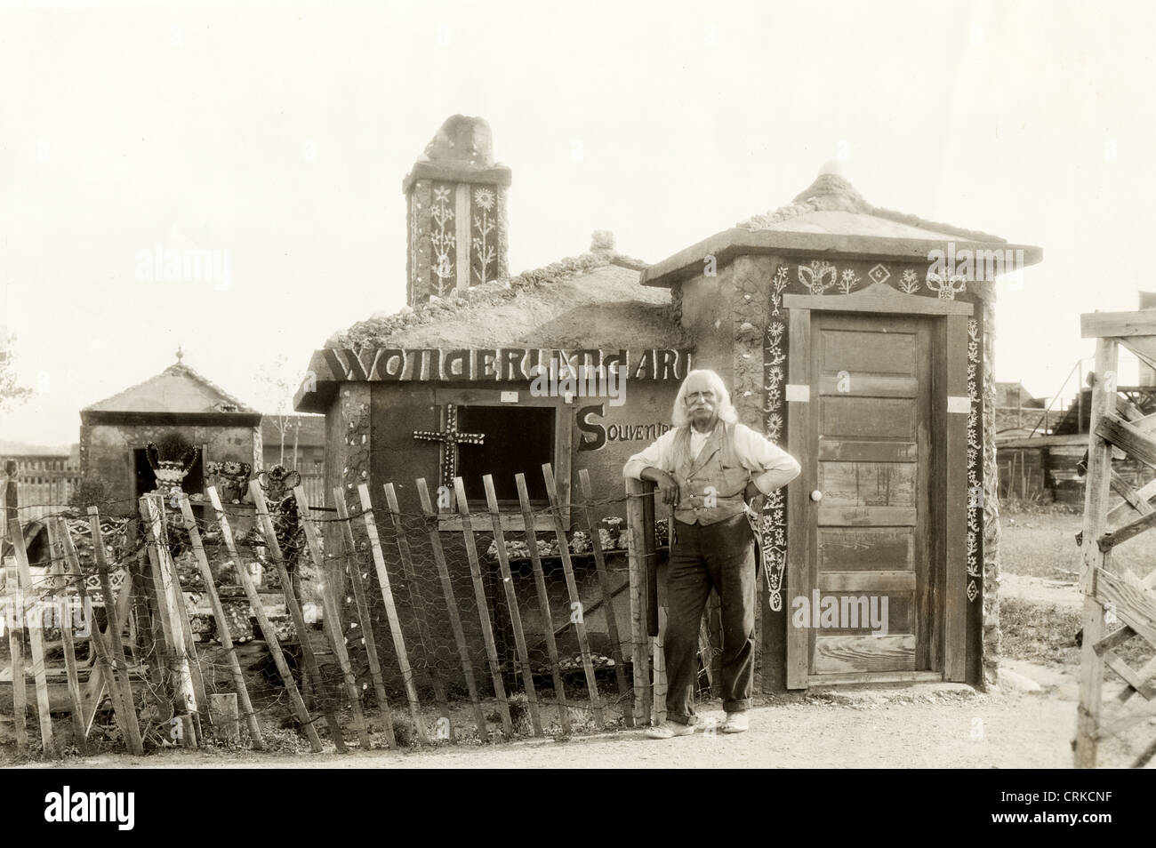 Generatore eccentrico & volgare architetto con la sua creazione Foto Stock