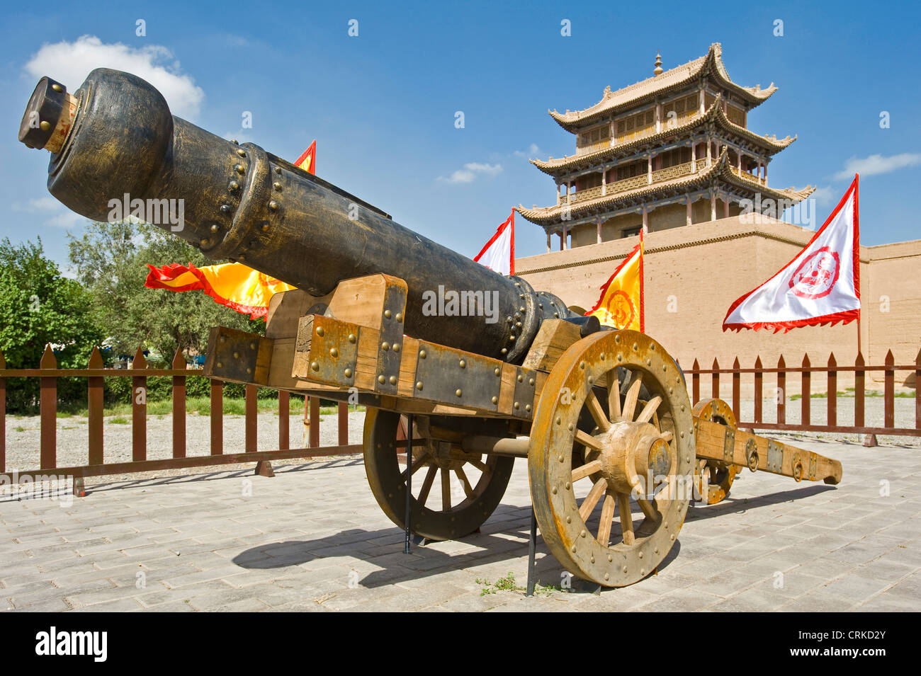 Un canone tradizionale situato entro il Guan City di Jiayuguan e la Torre Guanghua in background. Foto Stock