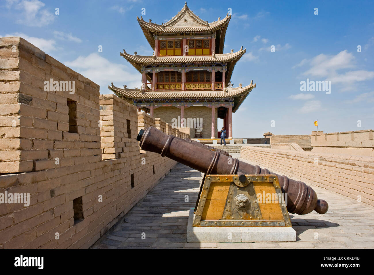 Un canone tradizionale sul lato occidentale del Guan City di Jiayuguan e Jiayuguan torre passa in background. Foto Stock
