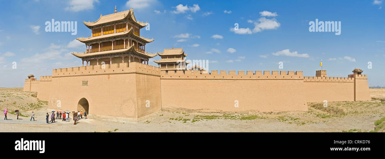 A 3 foto panoramiche di cucitura il Pass Jiayuguan Tower e Huiji porta sul lato occidentale del Guan City di Jiayuguan. Foto Stock