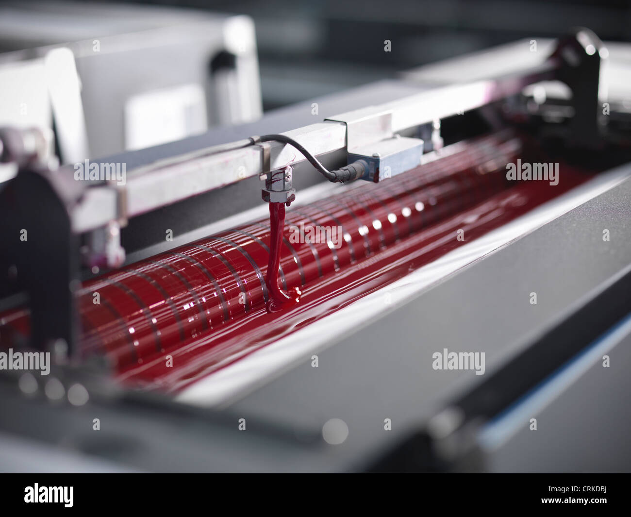 Close up di inchiostro rosso nella macchina da stampa Foto Stock