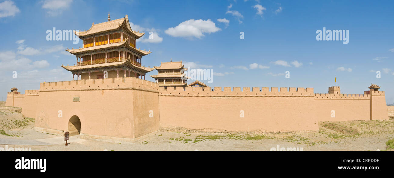 A 3 foto panoramiche di cucitura il Pass Jiayuguan Tower e Huiji porta sul lato occidentale del Guan City di Jiayuguan. Foto Stock