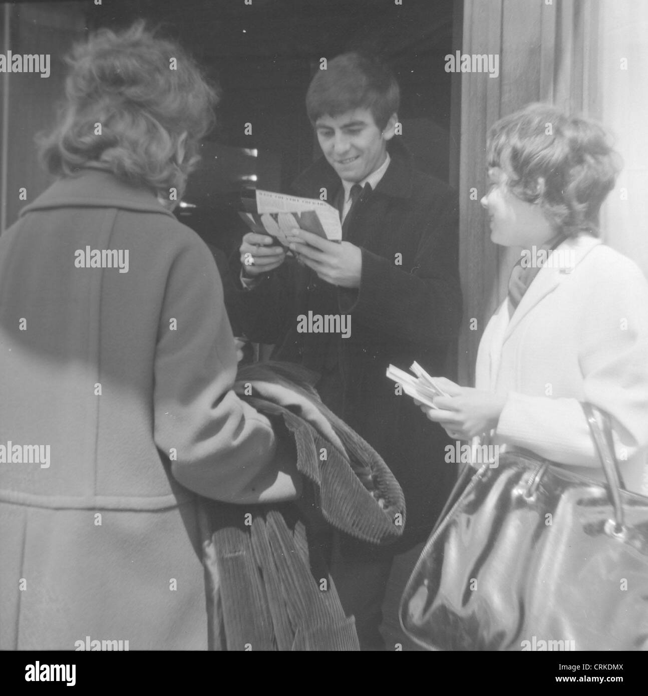 003140 - George Harrison in Sloane Square, a Chelsea, Londra il 10 febbraio 1963 Foto Stock