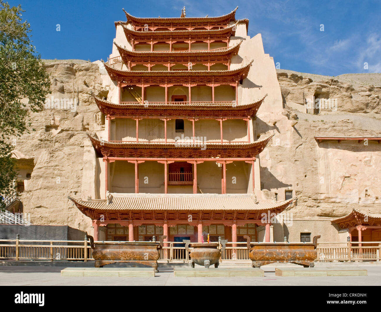 Cave 96 (aka nove piani) forse il più ben noto delle Grotte di Mogao fu costruito nella dinastia Tang e noto per Foto Stock