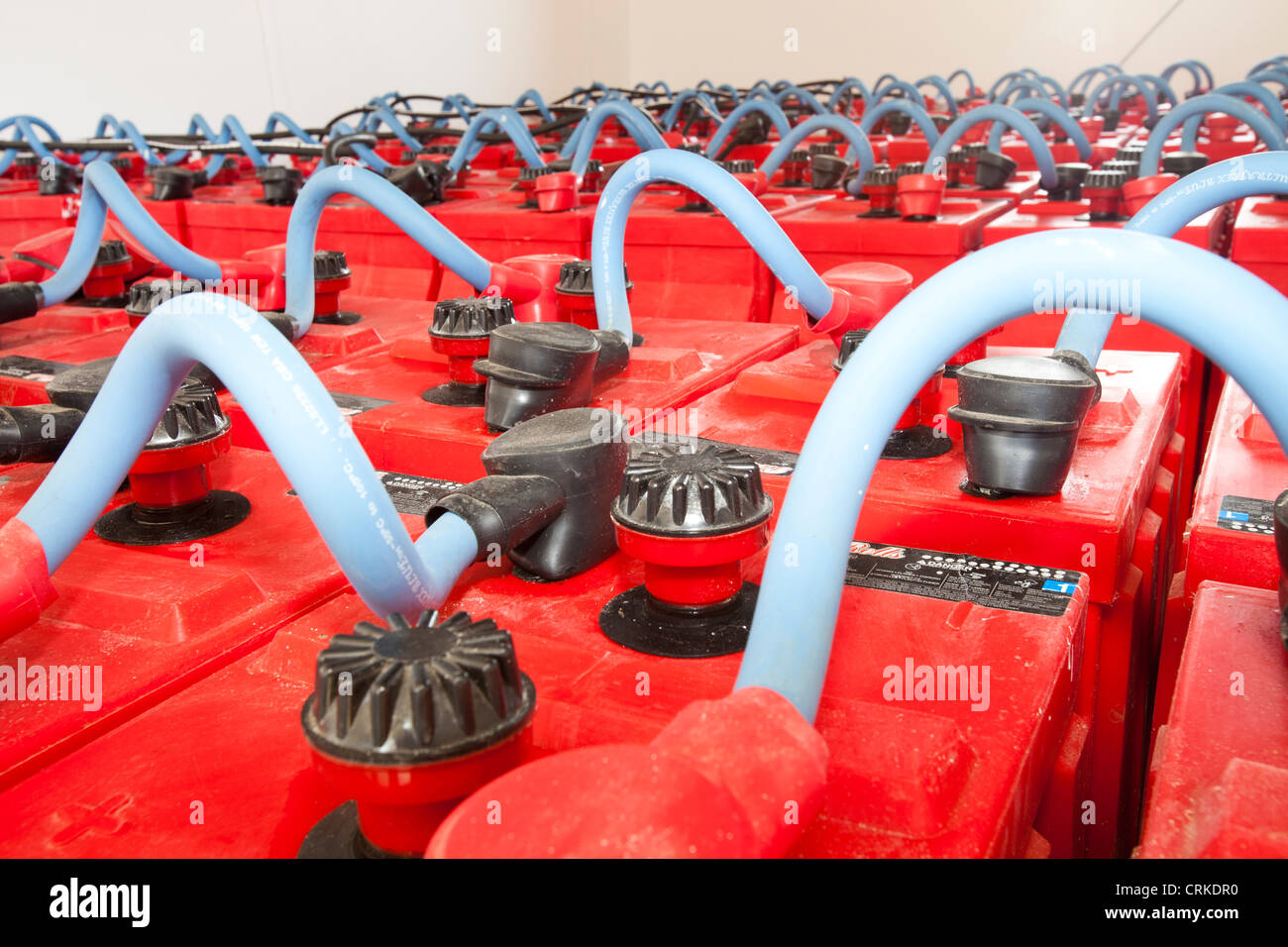 Batterie di backup che immagazzinare energia da Eigg è rinnovabile dispositivi che forniscono il 98% delle isole di potenza. Foto Stock