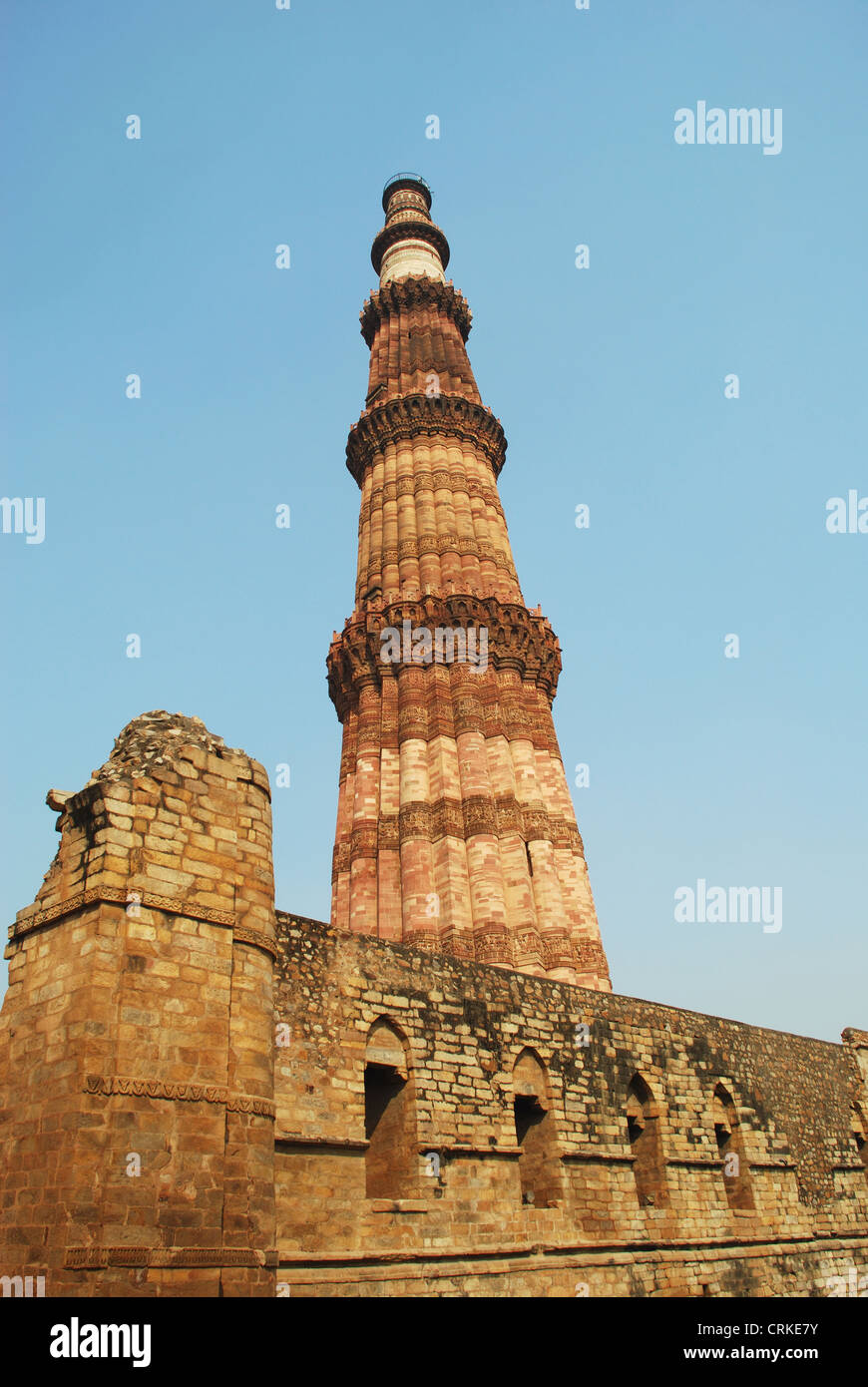 Qutub Minar , pietra arenaria rossa e marmo.più alto minareto in India, 72,5 metri e contiene 379 scale per raggiungere la parte superiore Foto Stock