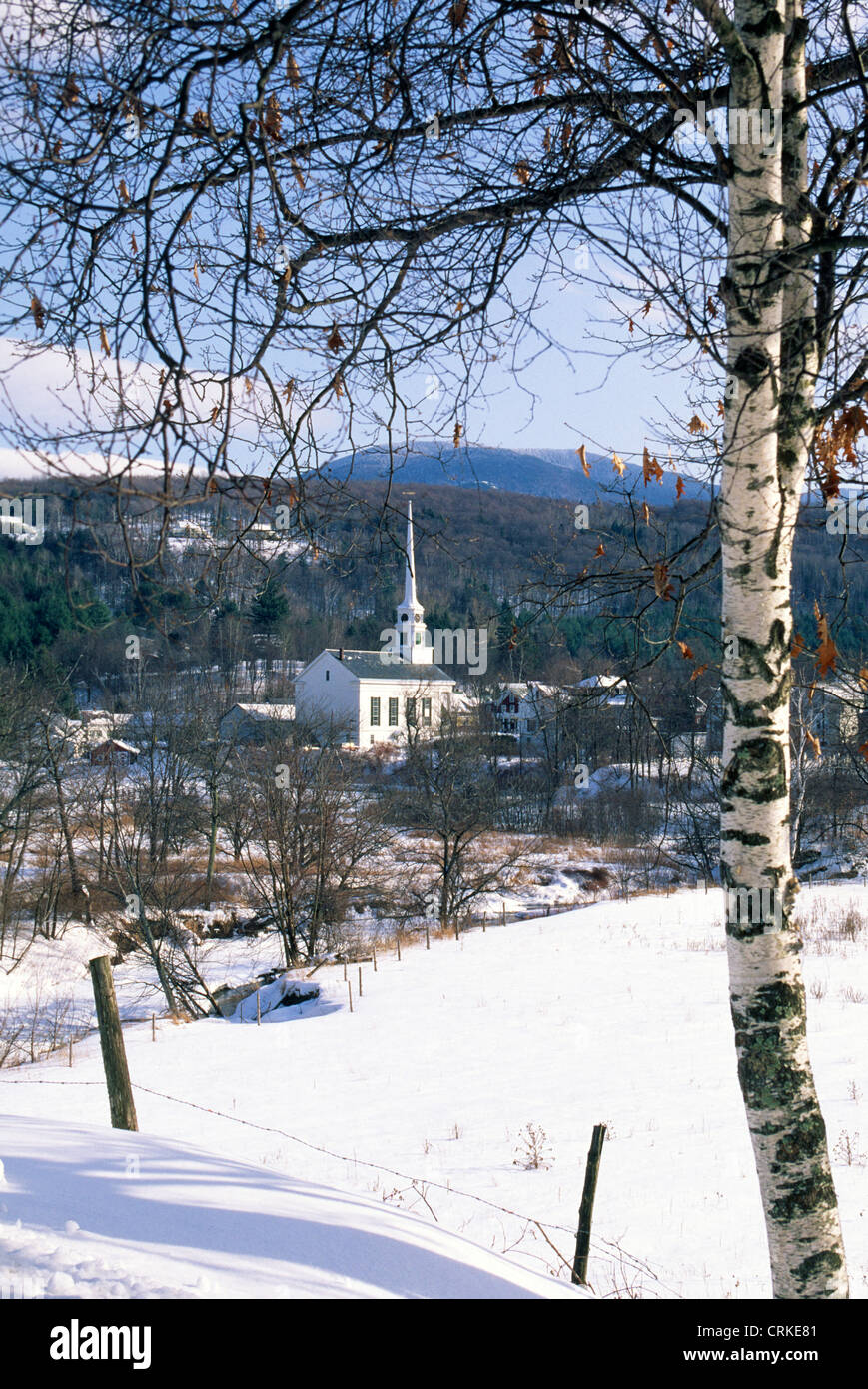 Il punto di riferimento bianco Stowe chiesa della Comunità con il suo alto campanile spicca in questa scena invernale di Stowe, Vermont, una piccola città del New England, STATI UNITI D'AMERICA. Foto Stock
