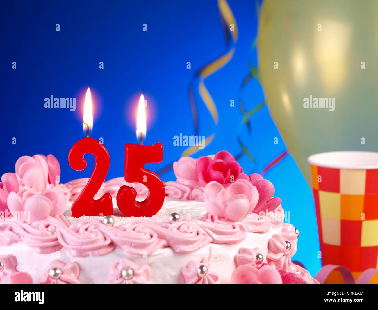 Compleanno-torta di anniversario con candele che mostra Nr. 25 Foto Stock