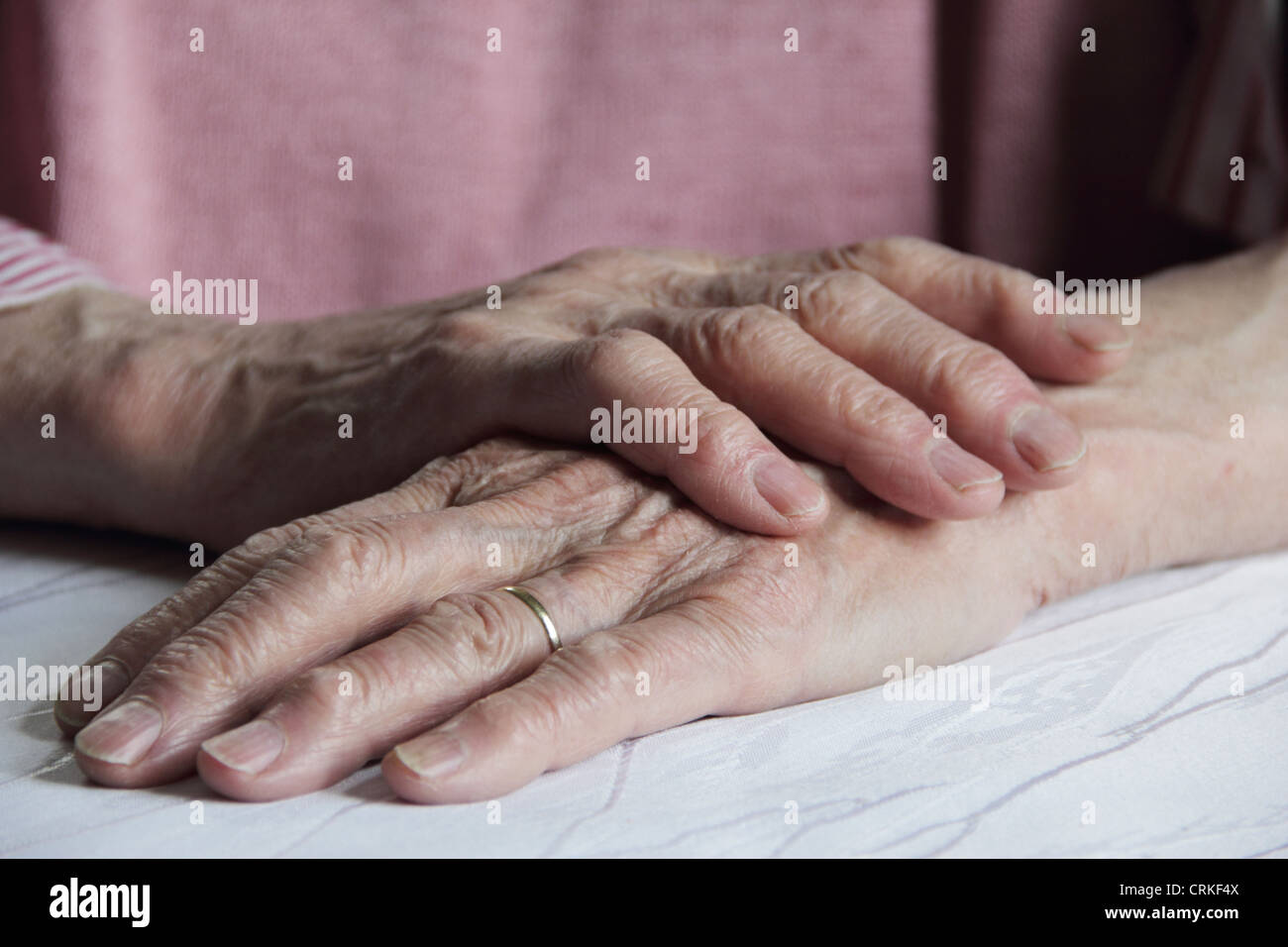 Close up di vecchie mani womans Foto Stock