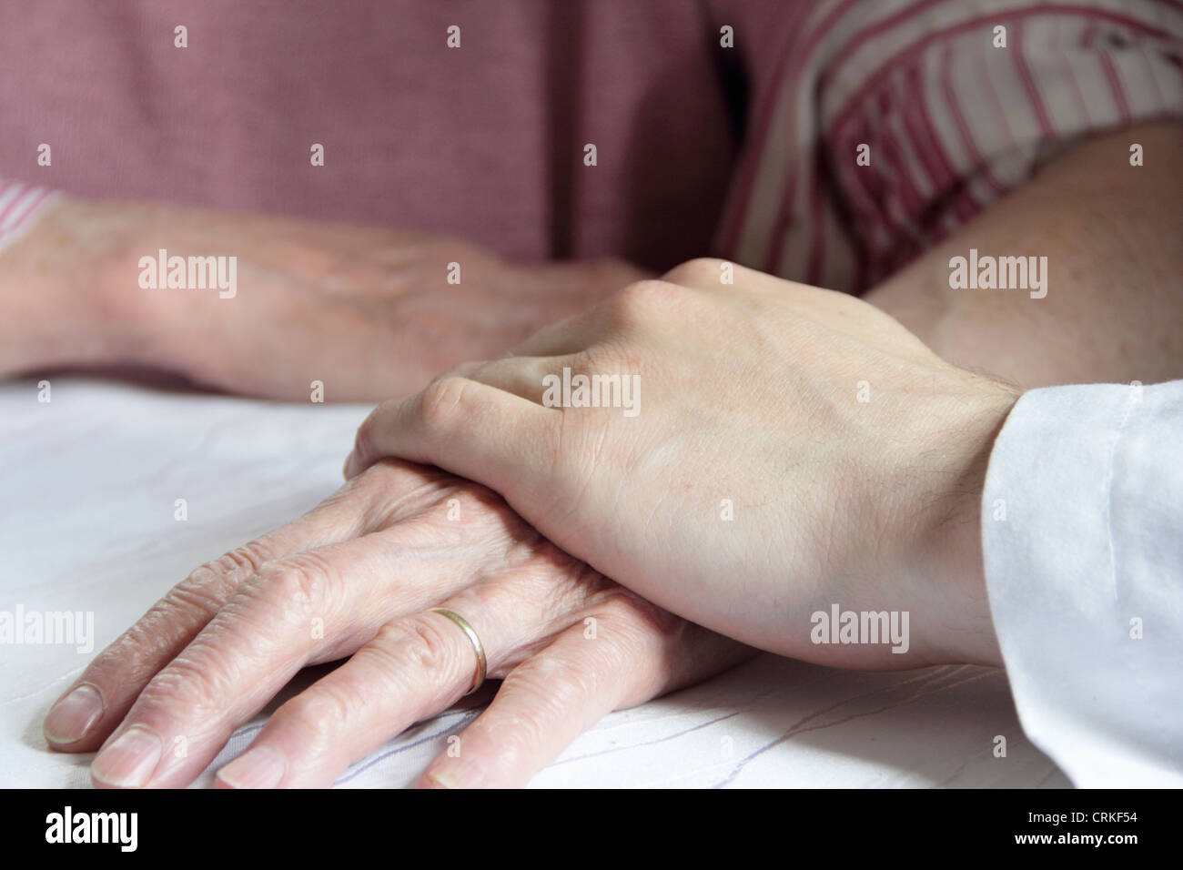 Medico mantenere vecchi womans mano Foto Stock