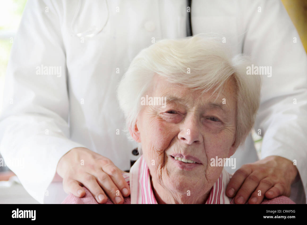 Close up di vecchi womans volto sorridente Foto Stock