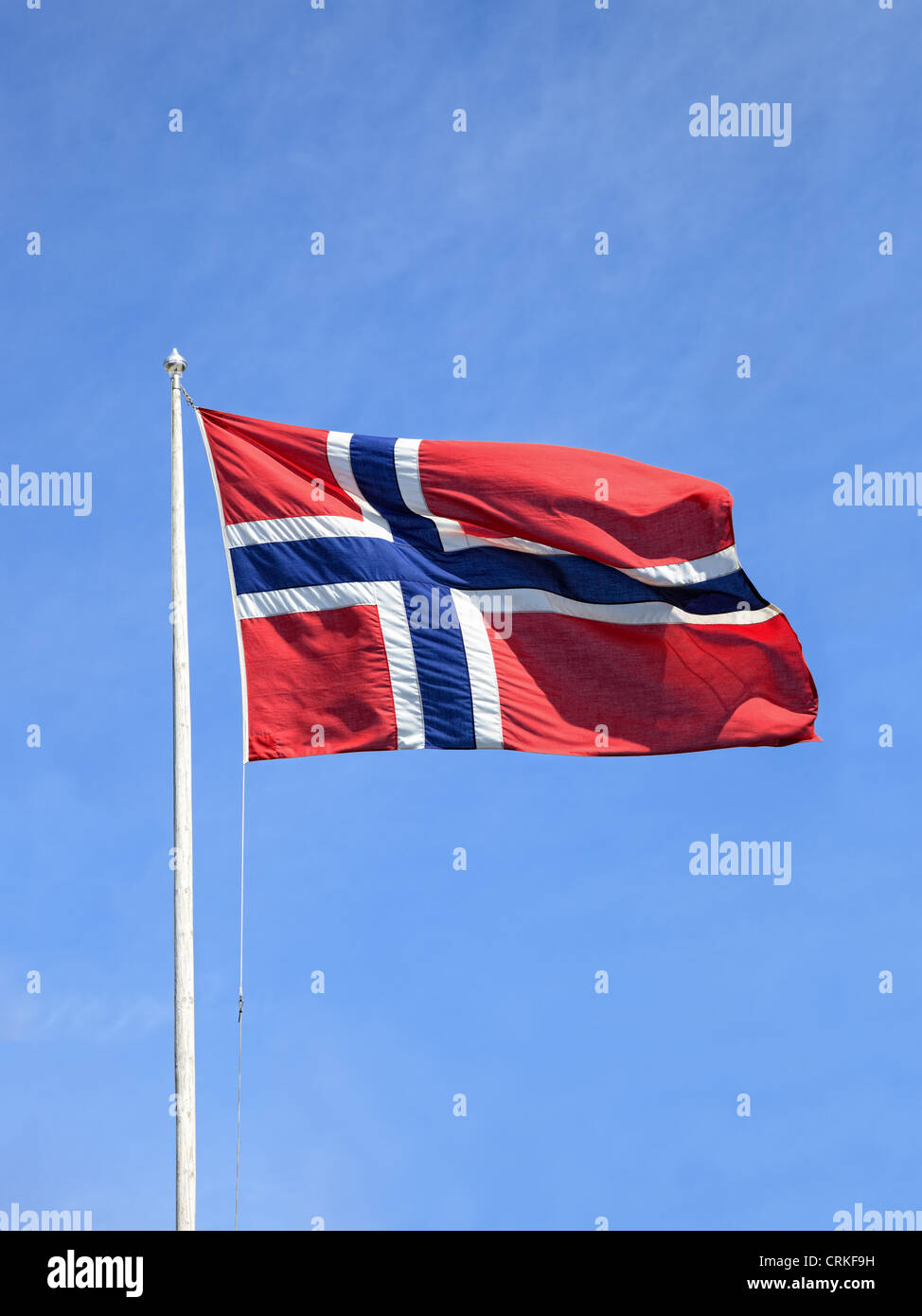 Nazionale bandiera norvegese e un cielo blu. Foto Stock