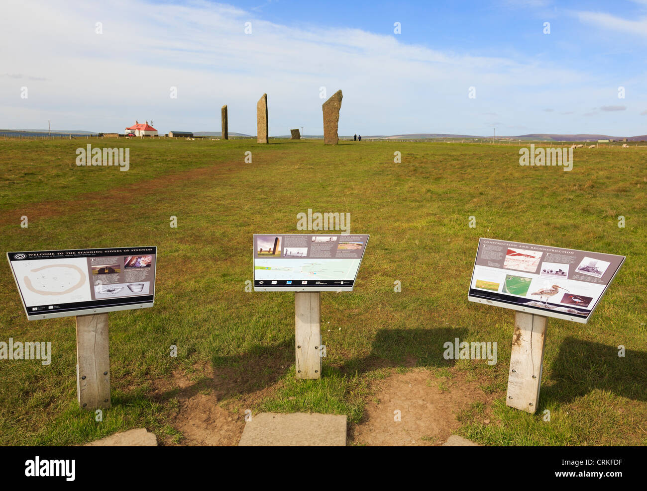 Schede di informazione permanente per le pietre di Stenness resti del neolitico un cerchio di pietra a Stenness Isole Orcadi Scozia UK Foto Stock