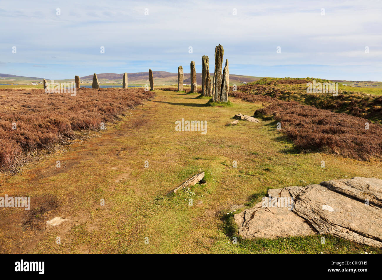 Anello di Brodgar henge neolitica e il cerchio di pietra di pietre permanente è più grande nelle Orcadi. Stenness Isole Orcadi Scozia UK Foto Stock
