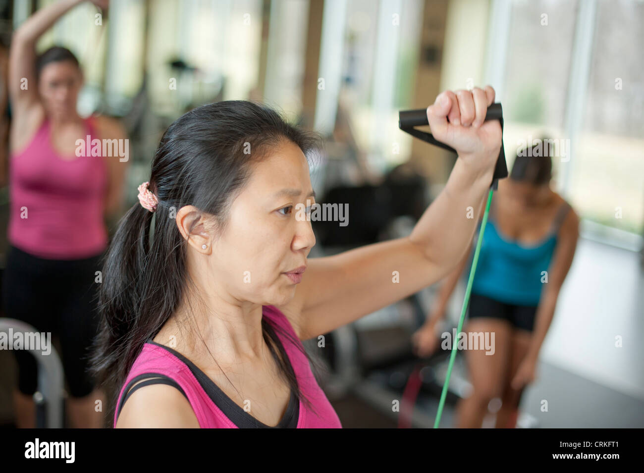 Donna stretching in palestra Foto Stock