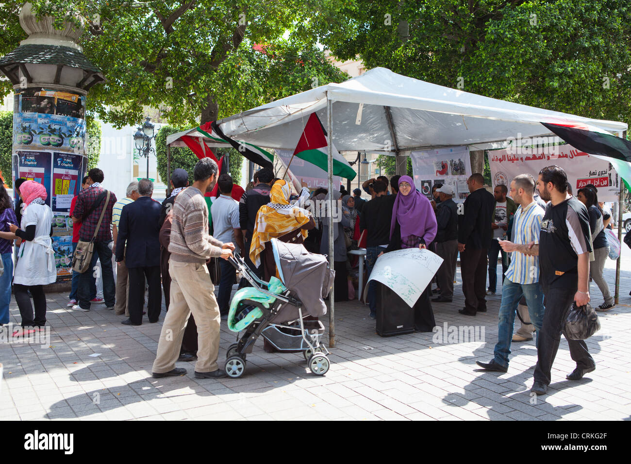 Città sciopero di massa sulla Habib Bourguiba strada principale della capitale della Tunisia. Agitazione e la distribuzione di volantini Foto Stock