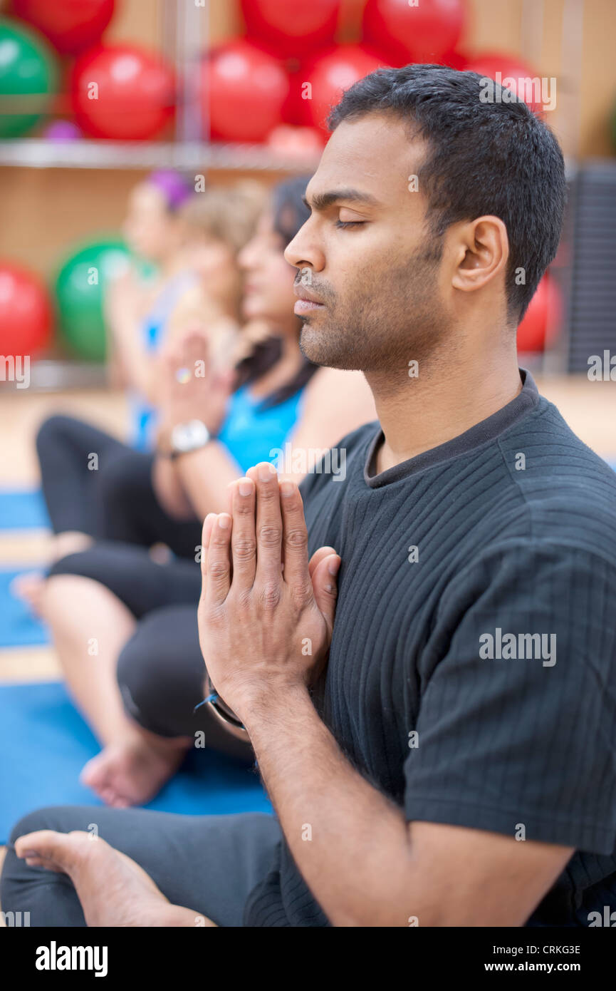Uomo a praticare yoga in studio Foto Stock