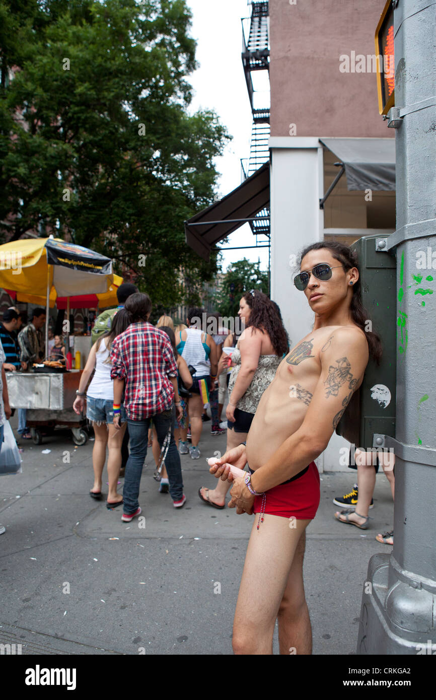 Gay ragazzo con dildo, Gay Pride marzo, New York Foto Stock