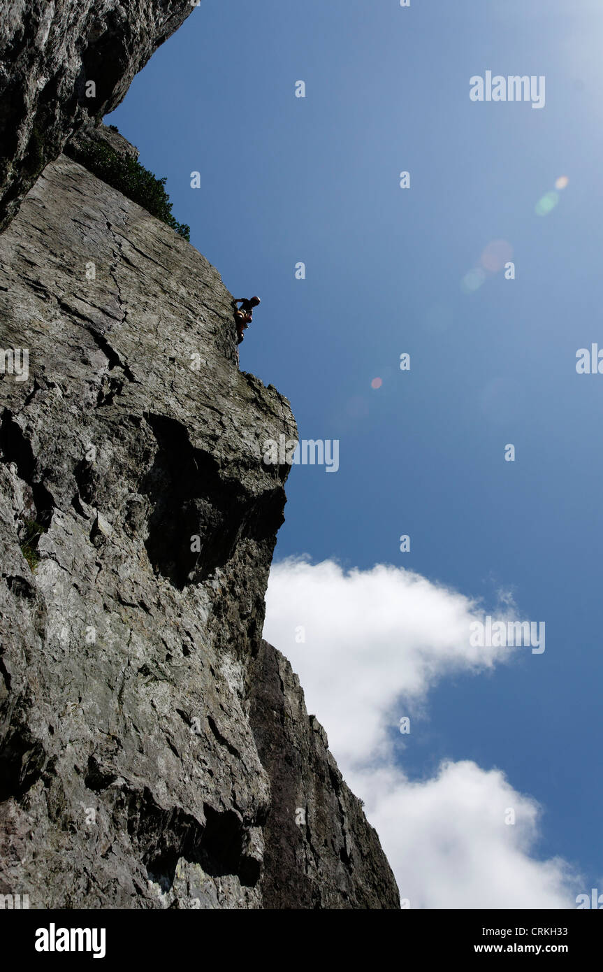 Un scalatore alta sul Memory Lane Dinas Cromlech Foto Stock