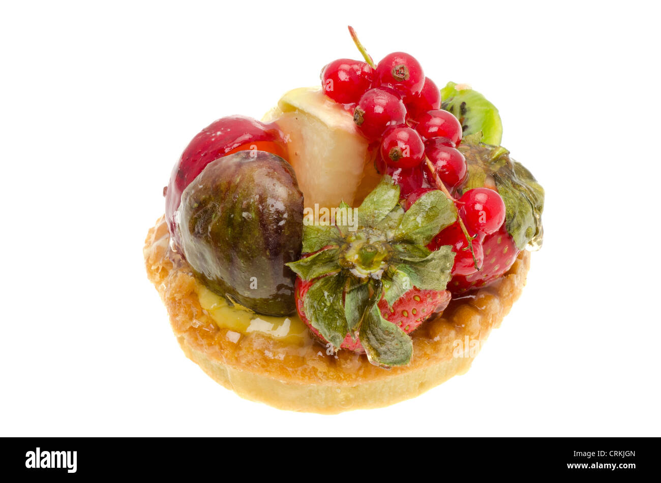 Pasticceria fresca crostata di frutta isolato su uno sfondo bianco Foto Stock