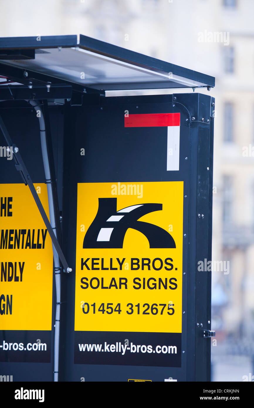 Un solare cartello stradale a Londra, Regno Unito. Foto Stock