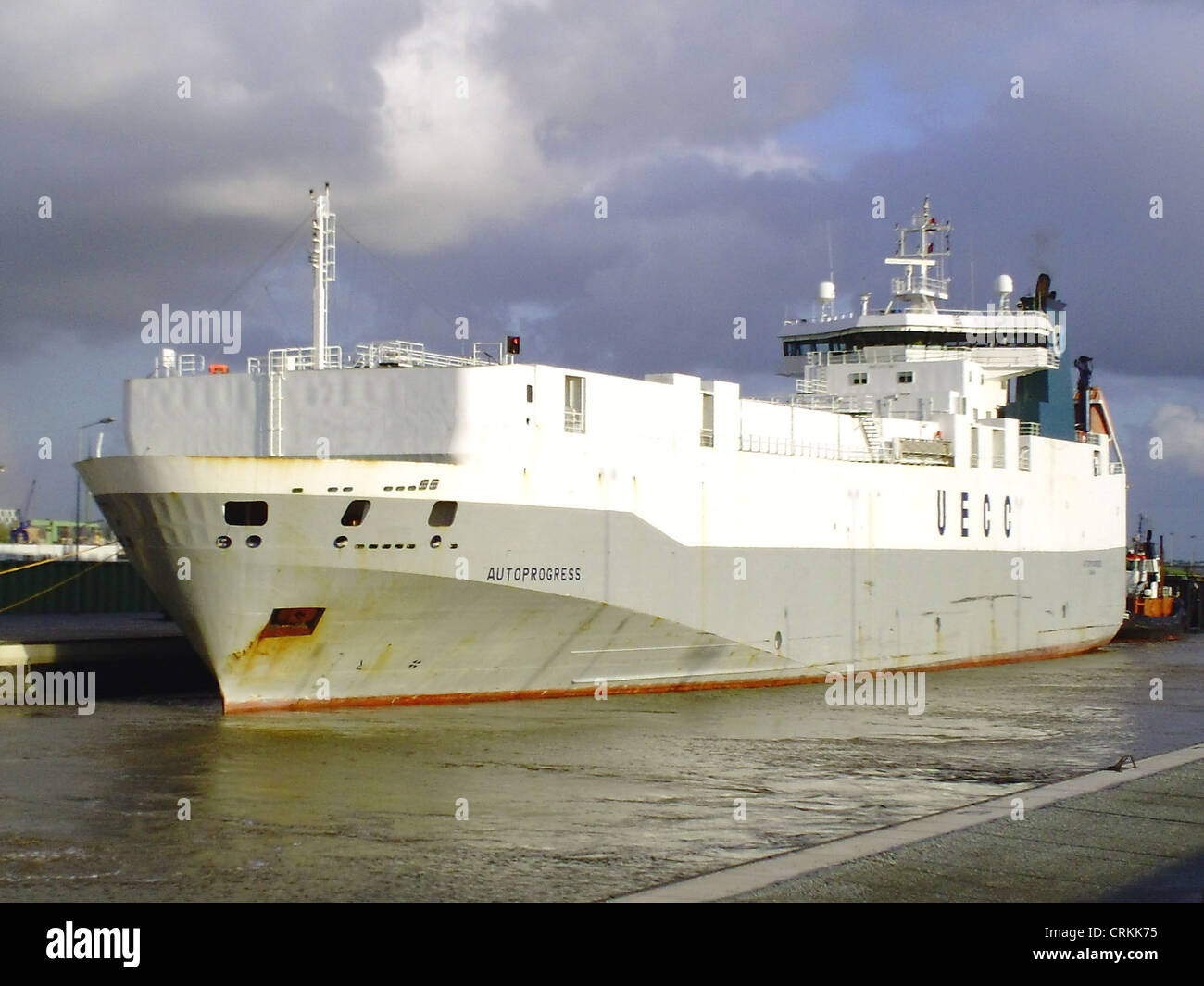 Auto vettore '''Autoprogress' nella nave Kaiserschleuse serratura in Bremerhaven, Tedesco Foto Stock