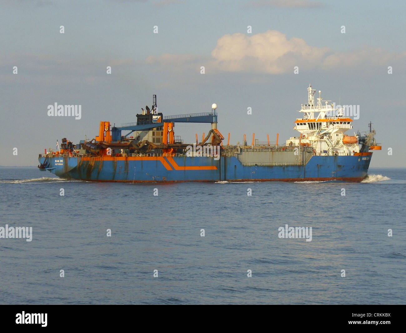 Il margine inferiore tramoggia di aspirazione draga '''HAM 316''' in entrata sul fiume Elba Foto Stock