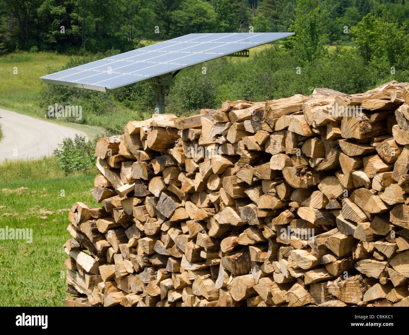 Collettori solari e un woodpile, Waterbury Center, Vermont, USA Foto Stock