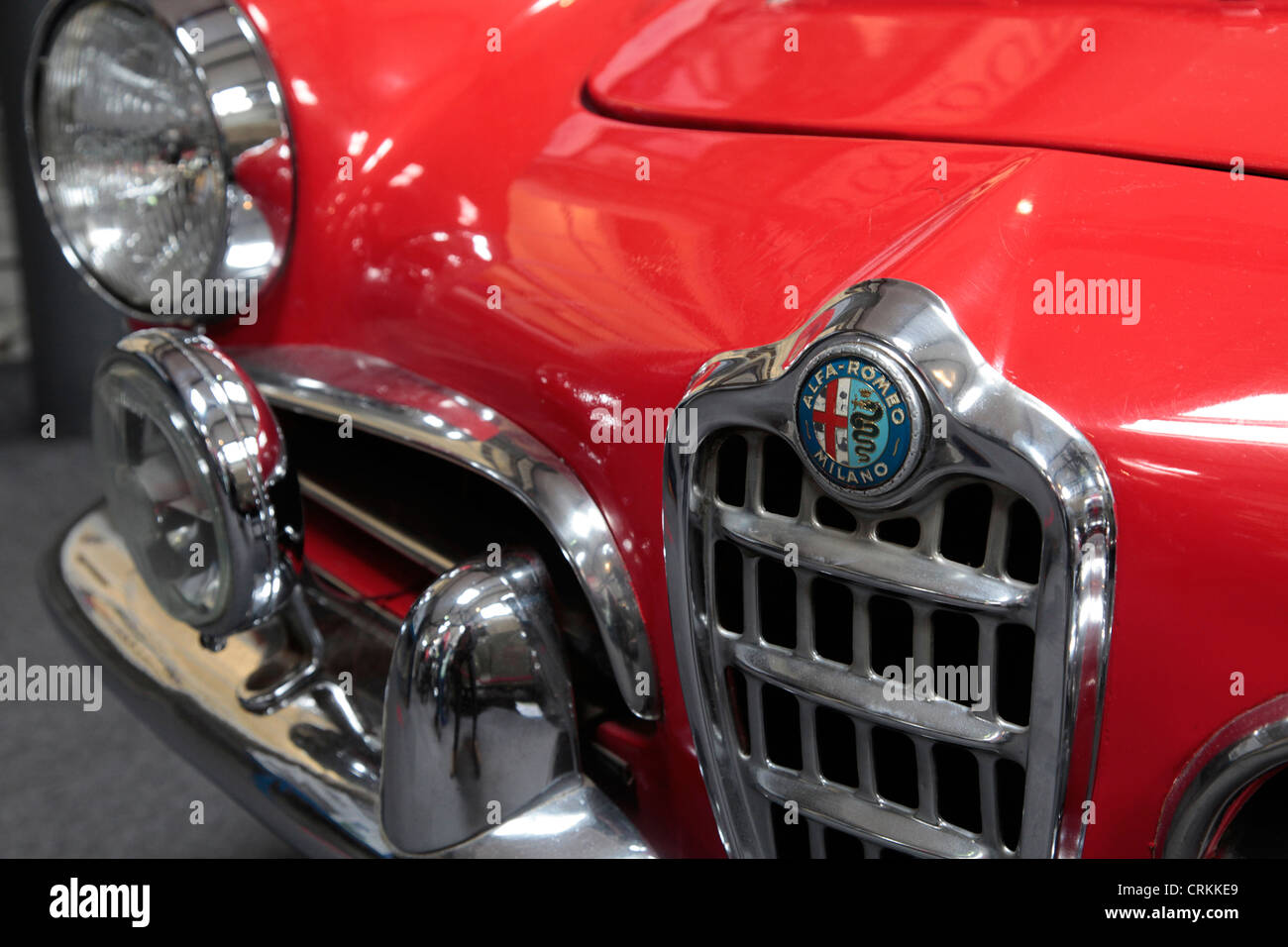 Alfa Romeo il radiatore e il faro. Auto sul display del Lakeland Motor Museum, Cumbria Foto Stock