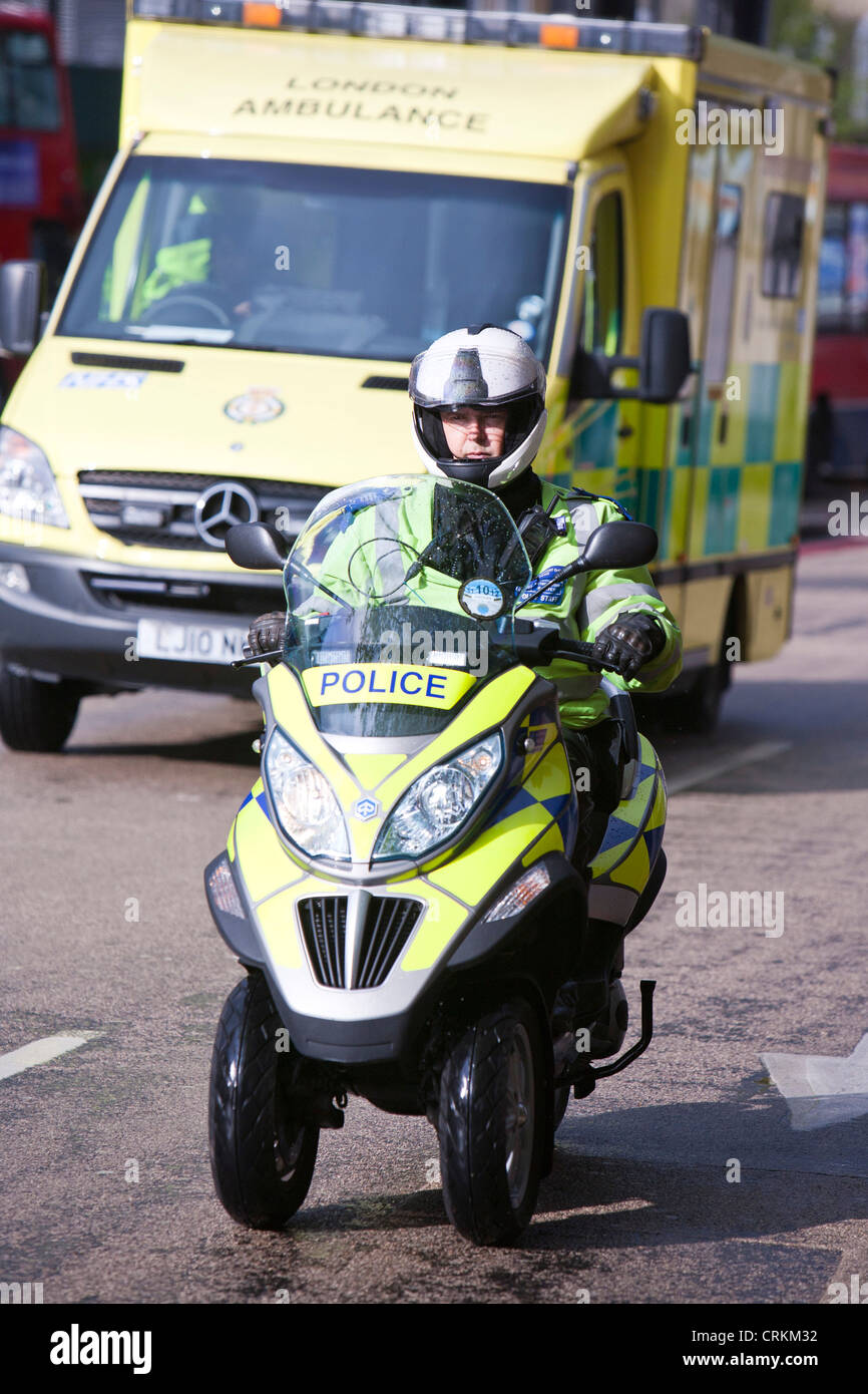 Un funzionario di polizia su un triciclo a motore su Euston Road, Londra,  Regno Unito Foto stock - Alamy