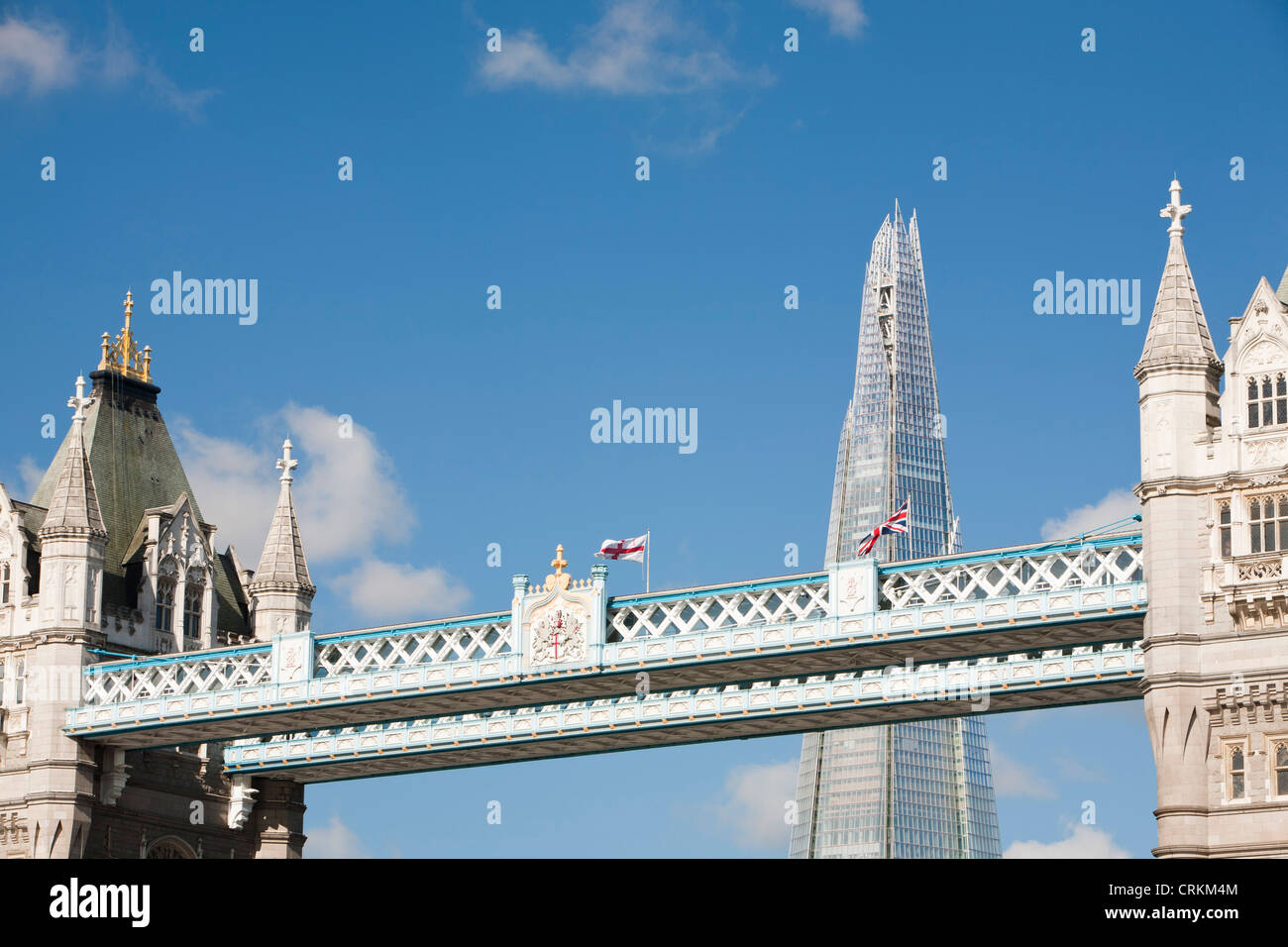 Il Tower Bridge e la Shard a Londra, Regno Unito. La Shard a 310m o più di 1000 metri di altezza, è l'edificio più alto d'Europa. Foto Stock