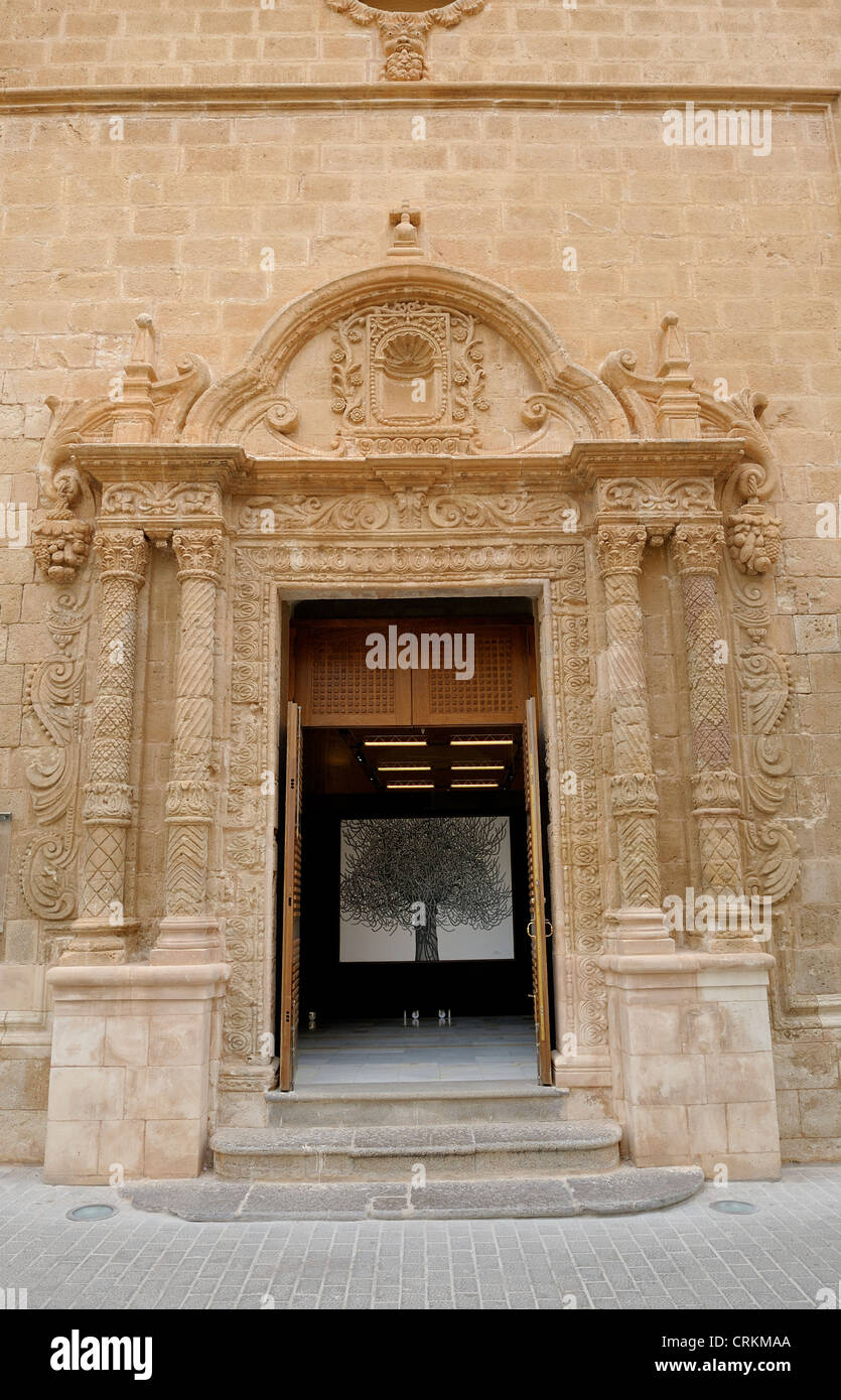 Grande arty foto di un albero all'interno di un edificio storico di ciutadella città vecchia menorca Spagna Foto Stock