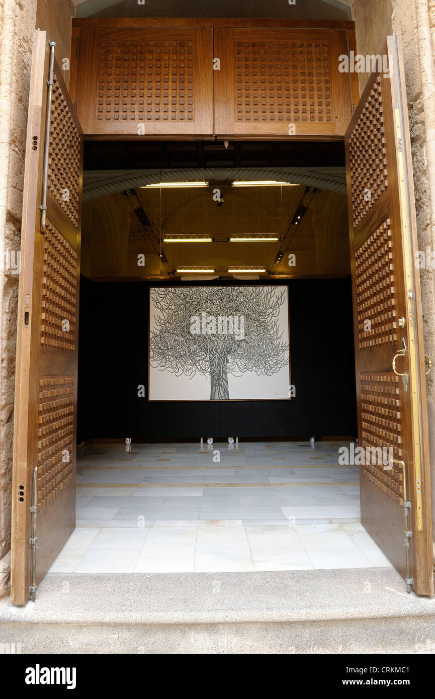 Grande arty foto di un albero all'interno di un edificio storico di ciutadella città vecchia menorca Spagna Foto Stock