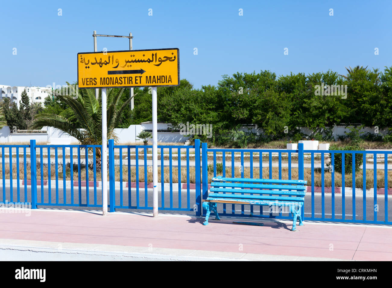 Una targhetta indicante la direzione a Monastir e Mahdia in arabo e in francese presso la stazione ferroviaria, Tunisia Foto Stock