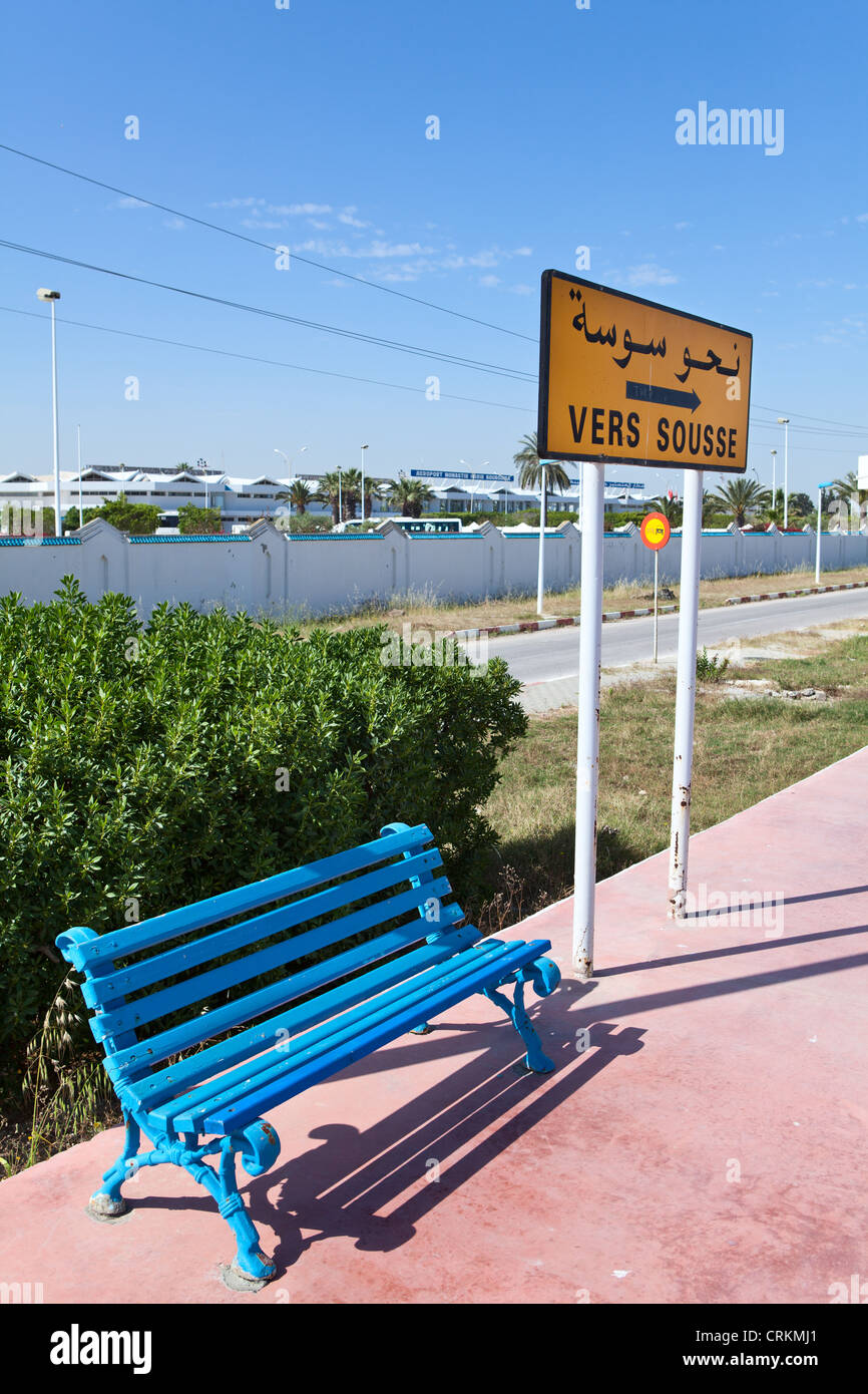 Un segno che indica la direzione Sousse in arabo e in francese presso la stazione ferroviaria, Monastir, Tunisia Foto Stock