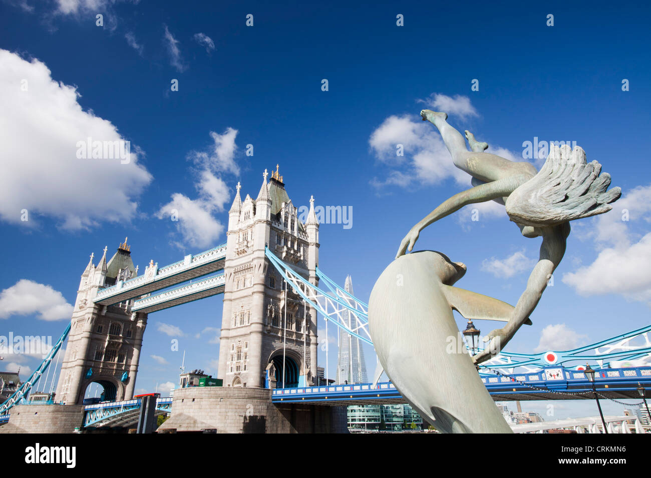 Il Tower Bridge di Londra, UK con un delfino scultura. Foto Stock